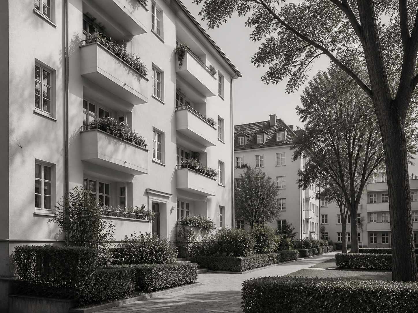 Gewachsenes Wohnquartier mit älterem Baumbestand entlang einer ruhigen Straße