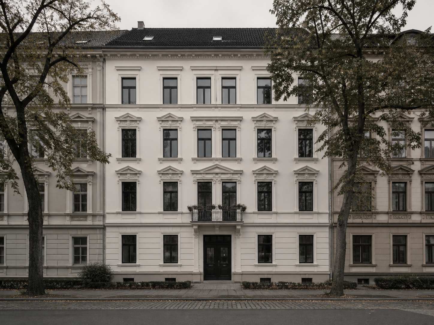 Gründerzeitliches Wohnhaus mit Stuckfassade zwischen alten Bäumen